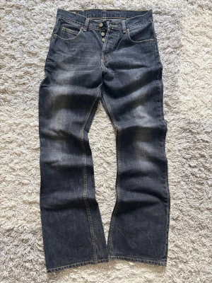 Lee Bootcut Jeans - Säljer dessa skitsnygga Jeans frän Lee. Riktigt fräscha och i asbra Kondition. Utöver Slitage som man ser på näst sista bilden annars är jeansen i Topp Skick! (slitaget ger jeansen lite mer swag). Vid övriga funderingar, hör gärna av er!!  Laid out liggandes (Mått liggandes) Midja:  Längd: nedre bredd (benöppningen): Kondition: 9/10✅😁  Storlek: W31 34L  Fraktar samma dag eller dagen efter😁😁  swag rap streetwear baggy vintage skate hiphop y2k affliction archive underground avant garde japan style