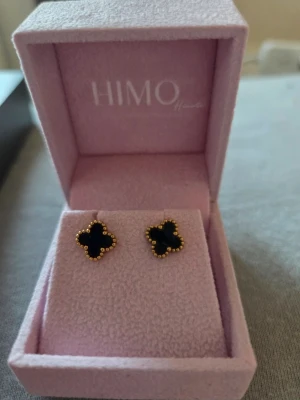 HIMO Signature Lucky Fleur -  1 par Lucky Fléur Noiré örhängen från HIMO SIGNATURE i originalask. 