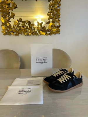 Svarta mason margelia - Säljer ett par mycket fina och unika svarta mason margela för ett sjukt billigt pris! Storlek 43 och helt nya utan tags på