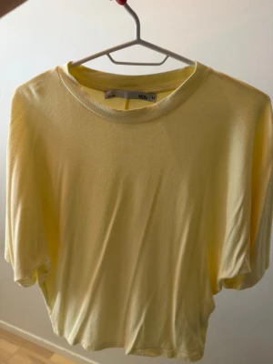 Gul t-shirt från lager 157 - En enkel och stilren gul t-shirt från 157 med rund hals och korta ärmar. Perfekt för dig som gillar basic plagg med en fräsch färg. Materialet känns mjukt och bekvämt mot huden.