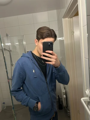 Polo Ralph Lauren - Blå hoodie med snören - En skön blå RL hoodie i storlek S (fråga om måtten)! Detta är inte deras tech så alltså ett mer tjockare material som passar bättre till vädret nu. Det är påriktigt nästan inget tecken på användning möjligtvis lite på snöret ni ser i sista bilden. Säljer denna feta för endast 649kr! 