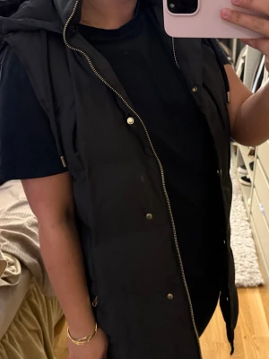 Svart lång dunväst med huva - Säljer min supersnygga Dunn väst ifrån Zara💕💕