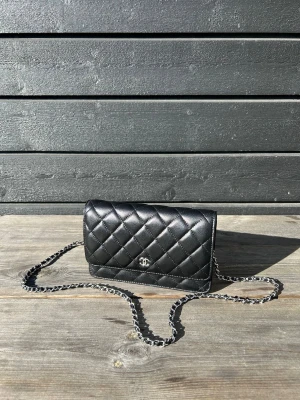 Chanel handväska - Säljer denna jättefina chañel väskan i mycket bra skick, nypris 20 000kr+, priset kan diskuteras vid snabb affär så kom gärna med bud!