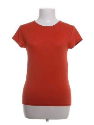 Röd t-shirt från Zara - En enkel och stilren röd t-shirt från Zara med rund halsringning och korta ärmar. Tillverkad i mjuk bomull som känns skön mot huden. Använd ett fåtal gånger.