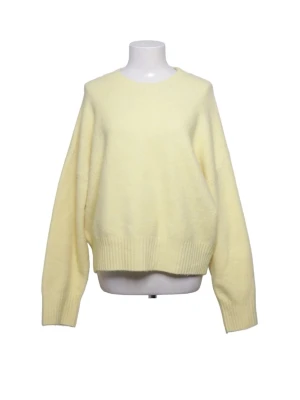 Gul stickad tröja från Zara - Mysig gul stickad tröja från Zara med rund halsringning och ribbade muddar vid ärmslut och nederkant. 