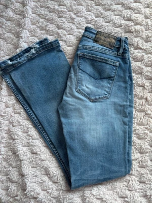 Crocker jeans  - Jeans från crocker. Midjemått: 32cm. Grenhöjd: 20cm. Innerbenslängd: 76cm. Lårbredd: 18cm. Hör av dig vid frågor! 