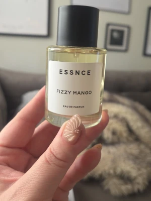 Essnce Fizzy Mango Eau de Parfum - Essnce Fizzy Mango, tagit typ 3 sprut men ej min smak. Katt finns i hemmet. 