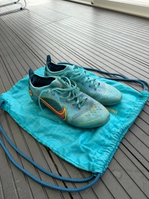 Nike Mercurial vapor 14 elite blueprint - Snygga Nike Mercurial vapor 14 elite blueprint. De har tydliga tecken på användning. Original skopåse och original skosula ingår. Liten defekt i hälen (se bild 6) men inget som märks av vid användning. Pris kan diskuteras vid snabb affär. Hör gärna av vid frågor och funderingar ☺️