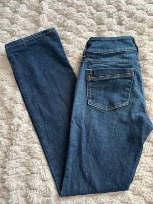 Diesel jeans  -  Jeans från diesel. Midjemått: 32cm. Grenhöjd: 20cm. Innerbenslängd: 75cm. Lårbredd: 19cm. Hör av dig vid frågor! Kolla gärna mina andra jeans jag säljer. 