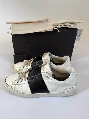 Valentino Open - Säljer ett par valentino Opens i Stolek 44, hör av dig vid minsta fråga. Allt og medföljer!