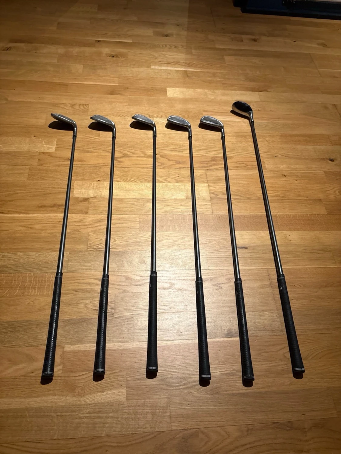 Set med 6 golfklubbor i metall
