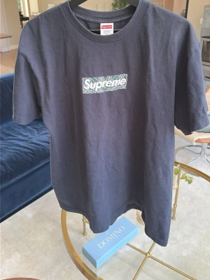 Supreme t-shirt - Supreme t-shirt i svart med klassiskt box logo på bröstet. Nypris ca 3500 kr. Köpt i USA 🇺🇸. Pris kan diskuteras 