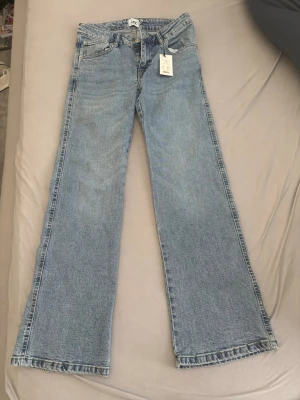 Ljusblå bootcut jeans från Lee - Beställde dessa online från lager 157 men dem var för stora och glömde skicka tillbaka dem. Bara testade 1 gång annars helt oanvända, priset går att diskutera