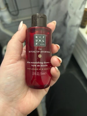 Rituals duscholja Ritual of Ayurveda - Rituals The Ritual of Ayurveda ultra nourishing shower oil med sötmandelolja och indisk ros. Flaskan är mörkröd med svart lock och rymmer 75 ml. Perfekt för dig som vill ha en lyxig och återfuktande duschupplevelse.