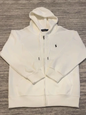 Vit Polo Ralph Lauren zip hoodie  - Säljer en Vit Polo Ralph Lauren zip hoodie i storlek S/xs är lite liten i storlek kan gå ner i pris på snabbköp😁