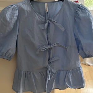 Blus från Stradivarius - Blå blus från Stradivarius i jättefint skick, säljer pga att den e för kort💕