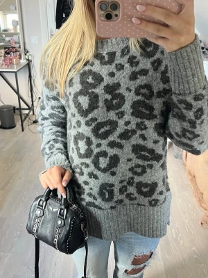 Stickad leopard tröja - Perfekt skick aldrig använd🍒Mjukt stickad, så skön!