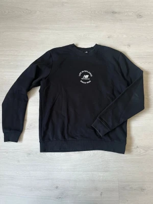 New Balance tröja S - En svart schysst sweatshirt från New balance. Den är stilren och passar till det mesta. Den är i använt skick men inga defekter som sticker ut så. Skriv vid frågor och kolla gärna in min profil för fler feta plagg!