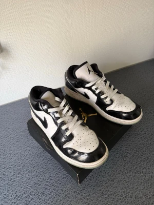 Air Jordan 1 Low concord - Snygga Air Jordan 1 Low sneakers i storlek 40. Har varit använda i 4 månader. Är i använt skick men det mesta går bort med en tvätt. Skorna är hela.