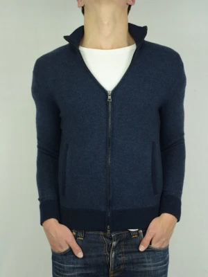Ralph Lauren merinoull stickad cardigan  - POLO RALPH LAUREN 100% MERINOULL FULLZIP Storlek : M Passform : Mindre, passar S Användning : Tröjan är i ett väldigt fint skick utan defekter Nypris : Cirka 2500SEK Modellen på bilden : 182CM och väger 76,5KG