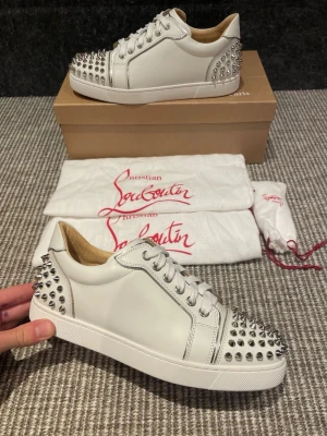 Christian Louboutin skor (nyskick) - Hej, säljer nu dessa svin snygga Loubs skor. Skorna är i extremt nytt skick!  Begränsat antal boxar och dustbag. Hör av dig vid frågor. 