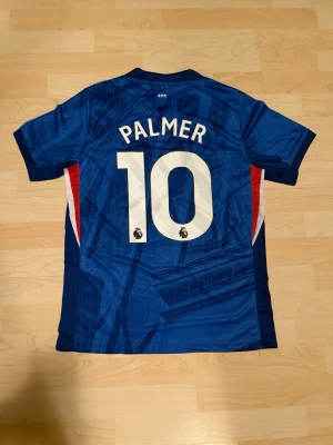 #10 Cole Palmer Chelsea FC Hemma Kit 2025/26 - Stilren fotbollströja i helt nytt skick. Tröjan är inte använd en endaste sekund.