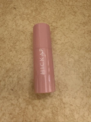 Hickap bronzer - I färgen golden truffle. Använd fåtal gånger 