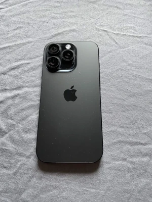iPhone 16 Pro - Säljer min iPhone 16 Pro. Inga repor eller märken – telefonen är i toppskick. Batterihälsan är på 100%.  MagSafe-skal medföljer om du vill ha det, annars tar jag det.