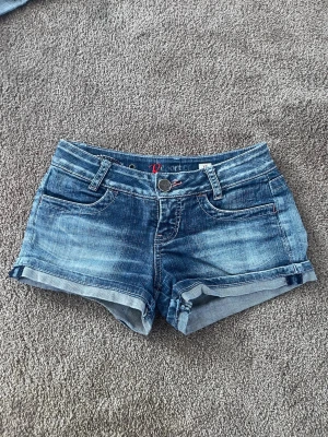 Lågmidjade jeansshorts - Jätte snygga jeansshorts som är perfekta till sommaren, jag säljer dem för dem har blivit för små för mig. Är u väldigt bra skick! Kontakta mig om du har några frågor 