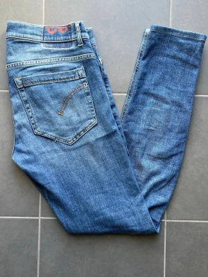 Dondup jeans - Säljer dessa feta jeans i storlek 48 | W32. De är i väldigt bra skick och är redo att användas! Hör av er vid frågor 🙌.