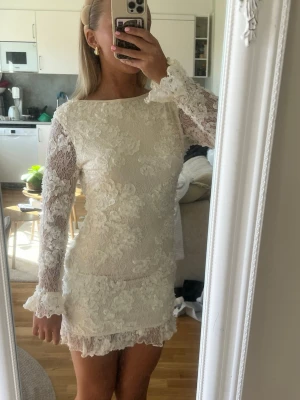 Student klänning - Vit, student klänning, med spets. Endast testad i nyskick. 