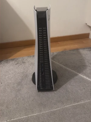 PlayStation 5 spelkonsol - Säljer en PlayStation 5 från Sony med futuristisk design i vit och svart plast. Konsolen har en slimmad form, USB-portar och diskdrive på framsidan. Perfekt för gaming och streaming av de senaste spelen. Finns ingen kontroll utan det är bara själva ps5. Det är 1000 GB (1TB)