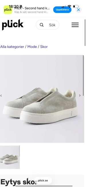 Gråa slip-on sneakers från Eytys - Säljer ett par stilrena gråa slip-on sneakers från Eytys med tjock vit platåsula. Skorna är gjorda i mocka och har en minimalistisk design utan snörning. Perfekta för dig som gillar clean och modern look.