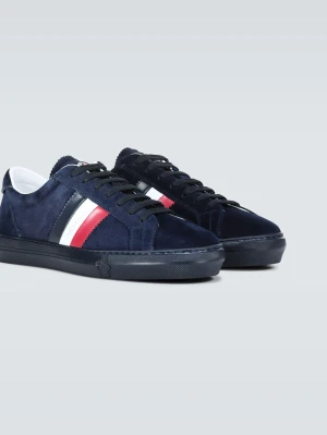 Moncler Monaco Sneakers - Mörkblå moncler monaco skor. Skorna är varsamt använda utan några tydliga slitage. Skickar med box med kvitto och allt