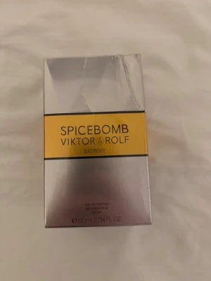 Spicebomb Extreme parfym 90ml - Spicebomb Extreme från Viktor & Rolf är en Eau de Parfum i en snygg silverfärgad förpackning med gul etikett. Flaskan rymmer 90 ml och doften är intensiv och kryddig, perfekt för dig som gillar starka intryck. Modern design och exklusiv känsla.