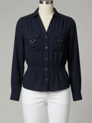 Svart snygg blus. Strk: 34/XS-S. Viskos. Felfri. - Svart snygg blus. Strk: 34/XS-S. Material: Mjuk och luftig Viskos. Felfri.  Har 2 bröstfickor med spännen, resår i midjan, reglerbara ärmar. Säljer även en likadan, fast beige.