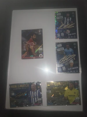 Samling fotbollskort Man of the Match - Säljer en samling fotbollskort från Topps, Man of the Match Signature Style-serien. Kort med spelare i olika lag, färgglada och glansiga med autograftryck. Perfekt för dig som gillar fotboll och samlarobjekt. Rare kort