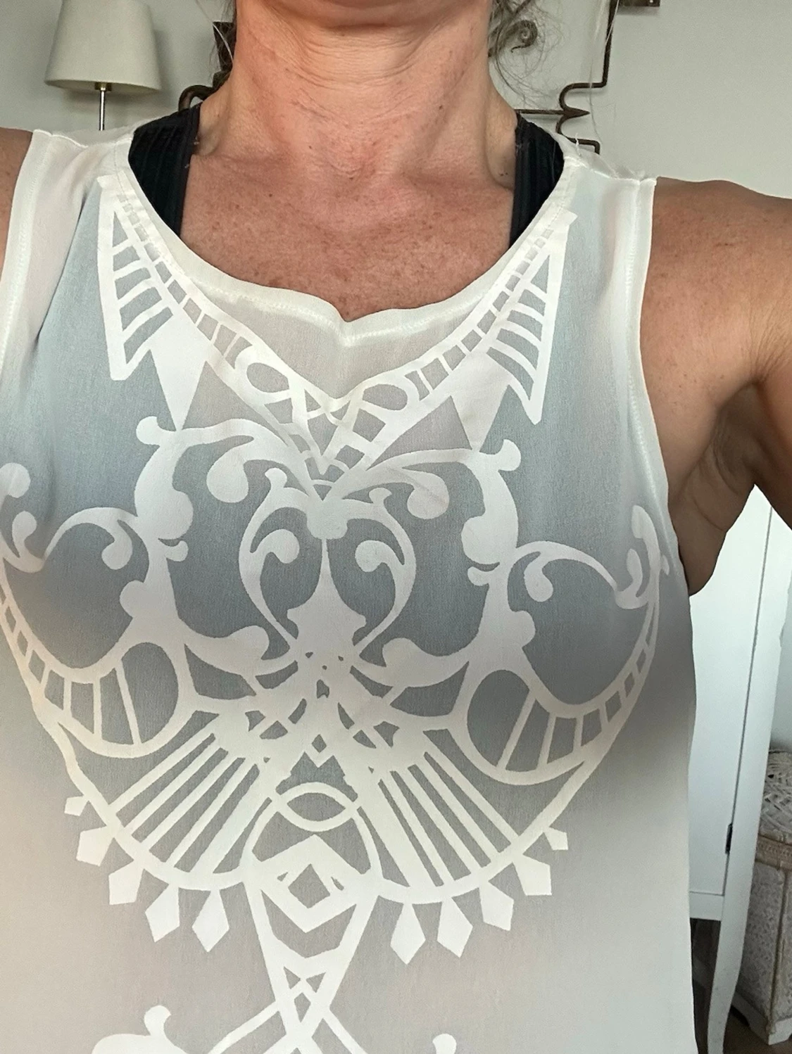 Vit ärmlös blus med mönster - 6