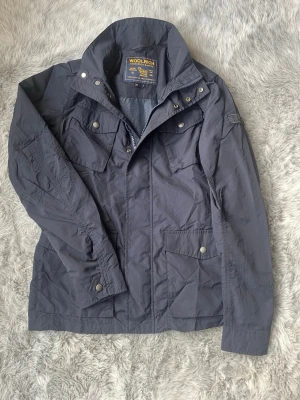 Woolrich Field Jacka - Säljer denna Woolrich Field Jacka i fint skick | Storlek S | Skick 9/10 | Nypris 5000kr | har ingen fordring så passar fint under lite varmare dagar också | Hör gärna av dig vid minsta fråga eller fundering 👍✅