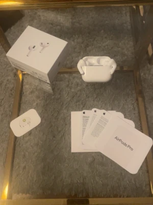 Apple AirPods Pro 3 trådlösa hörlurar - Säljer ett par vita Apple AirPods Pro 3 med laddningsetui. Hörlurarna är in-ear och levereras med originalkartong och manualer. Snygg och stilren design i plast, perfekt för dig som vill ha grymt ljud och smidig anslutning till din iPhone eller andra Apple-enheter.