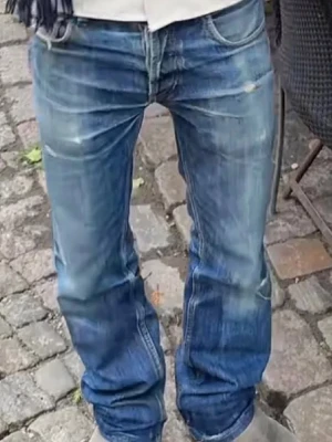 Levis bootcut snusfade - pair of vintage Levi’s from 2010 with incredible natural fades and character. Perfect ”Snus Fade” and ”Wallet Fade”These have been worn in perfectly to achieve a unique look that only comes with time. Classic straight-leg fit and sturdy denim quality.                                   Feel free to message me if you have any questions!  Size on tag: W33 / L32 • Waist: 41.5 cm • Thigh: 28 cm • Inseam: 79 cm • Total Length: 105cm • Leg Opening: 19.5 cm b