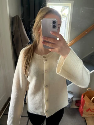 Stickad kofta  - Vit stickad kofta. Ny utan prislapp 