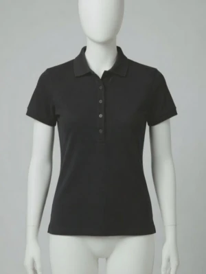 Svart kortärmad pikétröja, Strlk: Small / 34-36. - Säljer en stilren svart kortärmad pikétröja. Lämplig till vardags. Tröjan har en klassisk krage och knappar framtill. Den är i använt men ok skick - se bilder för egen bedömning. Inga hål eller liknande. Skyltdockan visar liknande modell.