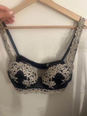 Intmissmi bh  - Jättefin intmissmi bh som inte kommer till användning. Storlek 75B. Köpt för 639 på zalando.