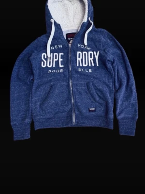 Superdry - Snygg blå hoodie från Superdry! Sällsynt och svår att få tag i! Tröjan är i fint skick och passar 160-170!