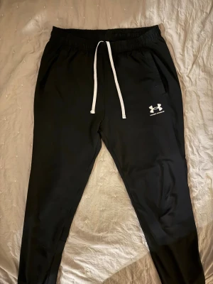 Under Armour träningsbyxor - Säljer dessa feta byxor från Under Armour. Dom är köpta på Lilywhites i London så är såklart helt äkta. Storlek L. Vid funderingar är det bara att höra av sig!