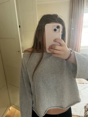 Grå croppad sweatshirt från H&M - En ljusgrå croppad sweatshirt från H&M