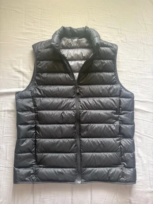 Svart Uniqlo väst - Svart väst från Uniqlo i storlek S