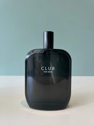 Club For Men svart parfymflaska - Fragrance One Club For Men (Jeremy Fragrance’s egna exklusiva märke). Det är en lyxig doft som passar bra till nästan alla tillfällen och årstider, speciellt vid hösten och vintern. Funkar bra till både fina och vardagliga tillfällen eller såklart klubben. Parfymen är endast testad några fåtal gånger så den är i princip full. Flaskan är i nytt skick och original lådan ingår. Kvitto finns. Skriv om ni har några frågor. Kan även ta emot byten!