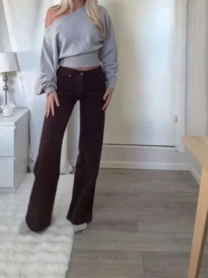 Edikted byxor - Mörkbruna utsvängda byxor från Edikted, i randigt material/manchester liknande material. Storlek XS och nypris cirka 1050kr. Använda en kort tur till mataffären bara. Så i fint skick. 